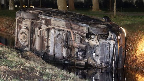 Bestelbus in sloot na botsing op A32 bij Havelte. Bestelbus in sloot na botsing op A32 bij Havelte.