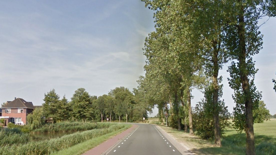 Een deel van de Onderdendamsterweg bij Winsum. Als de bocht rechtdoor zou gaan, kom je op de N361.