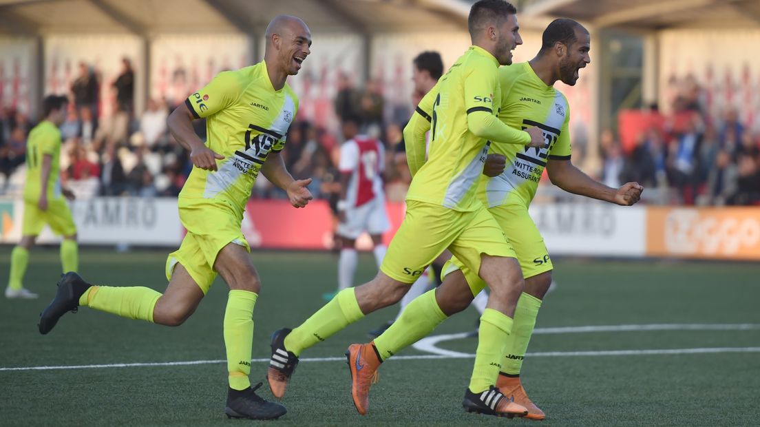 Hoek met één been in Derde Divisie na ruime zege op Ajax