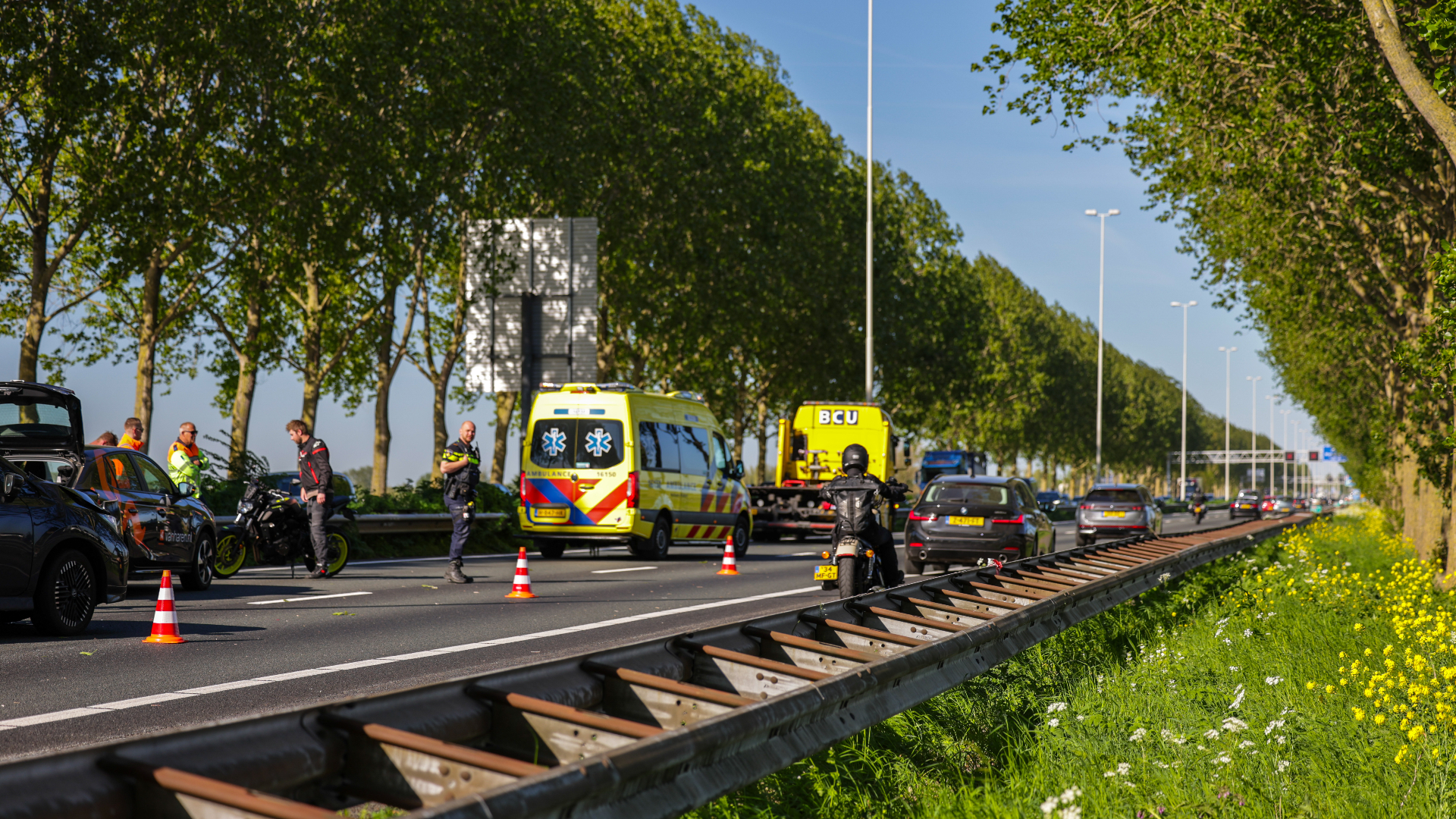 Bij het ongeluk op de A20 waren meerdere voertuigen betrokken, het verkeer achter het ongeval wordt over de vluchtstrook geleid.