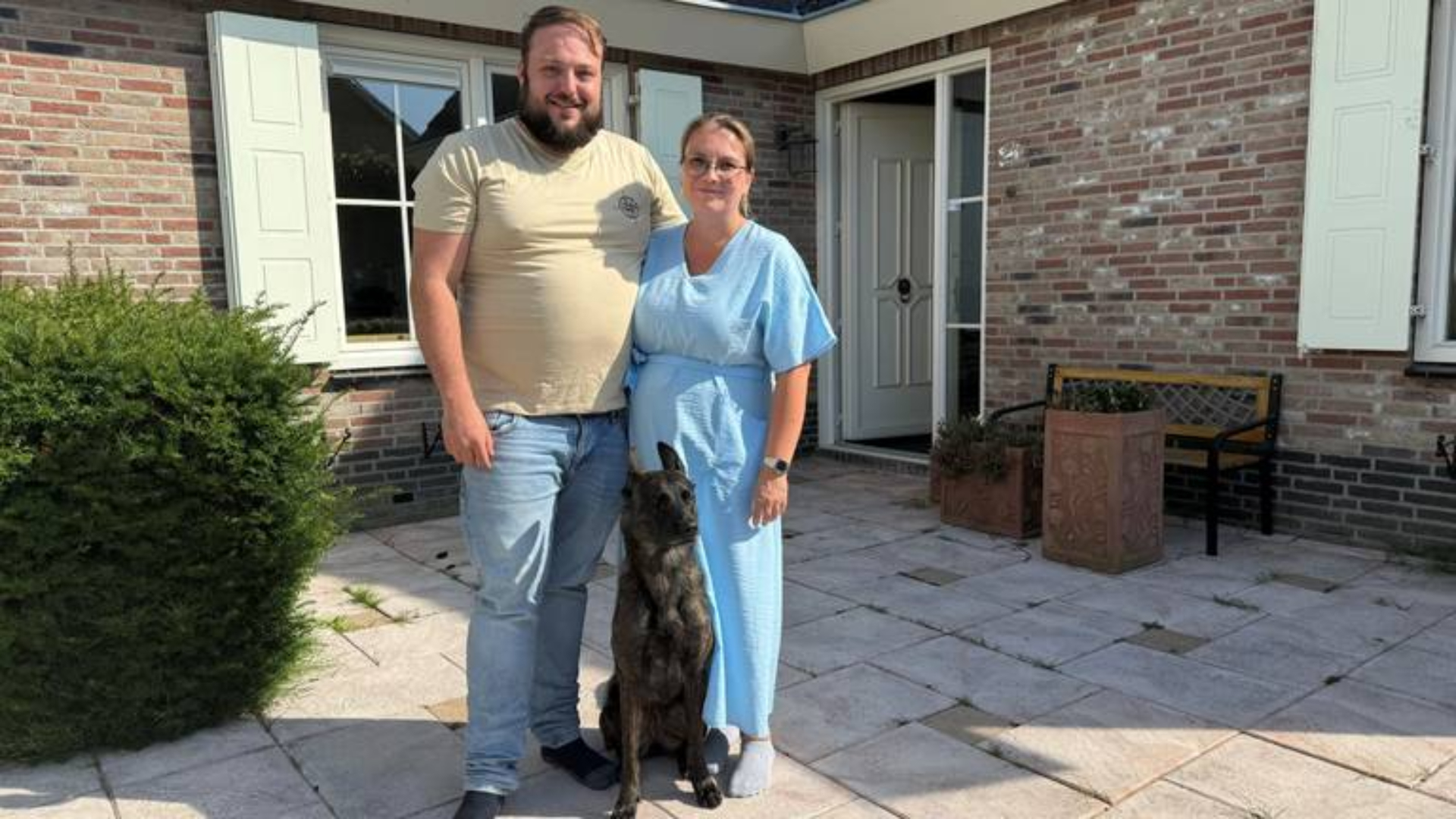 Terrence en Lindsey met hun hond Nakia voor hun huis in Moerdijk