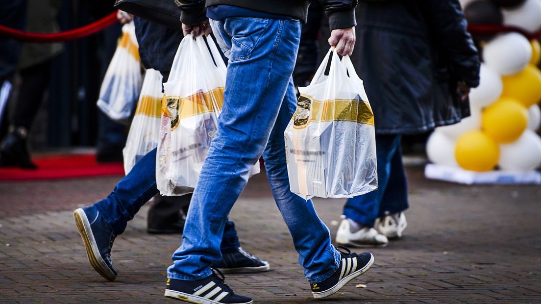 Een consument krijgt na een aankoop plastic tasjes mee
