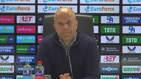 Arne Slot wordt bij Feyenoord toegezongen: 'Ik heb het als heel bijzonder ervaren'