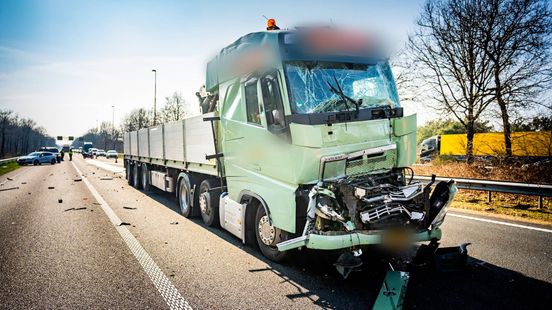 Vrachtwagens botsen op A50, chauffeur naar ziekenhuis