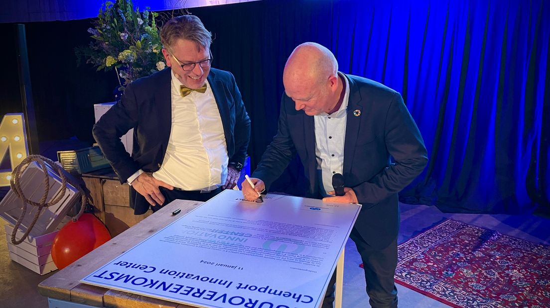 Het contract van Uppact wordt ondertekend door Seaports-directeur Cas König (links) en medeoprichter van Uppact Jan Jaap Folmer