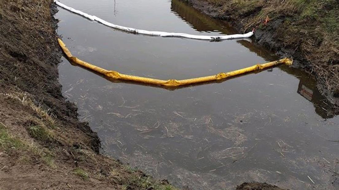 Diesel geloosd in sloot in Vriezenveen