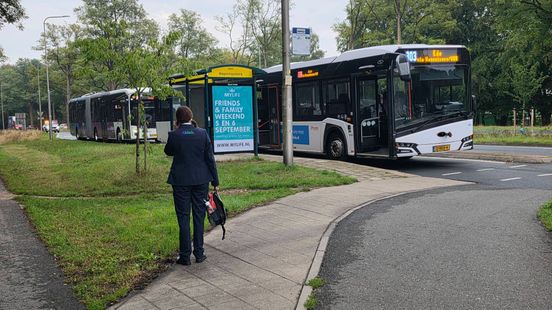 Auto botst tegen boom • meisje aangereden