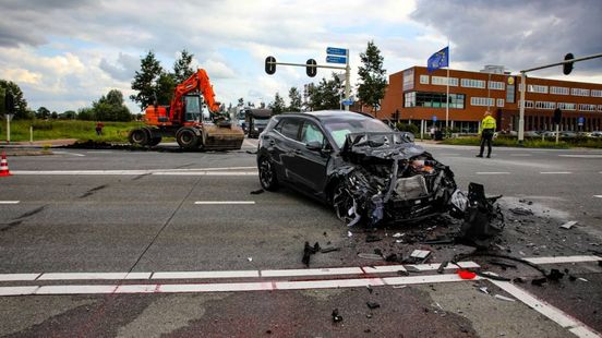 Ravage na botsing • auto vliegt uit de bocht. Ravage na botsing • auto vliegt uit de bocht.