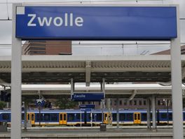 Eerste ligger voor de nieuwe loopbrug in Zwolle aangekomen