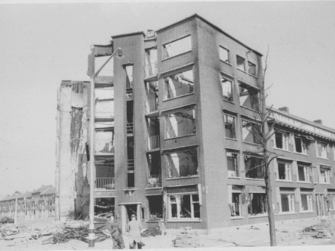 hoek Burgemeester Knappertlaan/Vlaardingerdijk na het bombardement