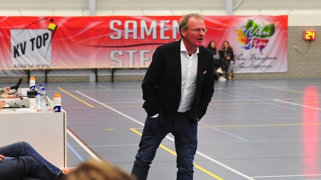 Honderdduizenden mensen zien trainer TOP jasje gooien