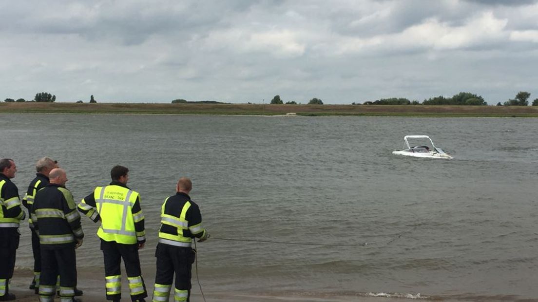 Op de Waal bij Nieuwaal zijn zondagmiddag vijf mensen te water geraakt. Hun speedboot liep vol met water door een golf.