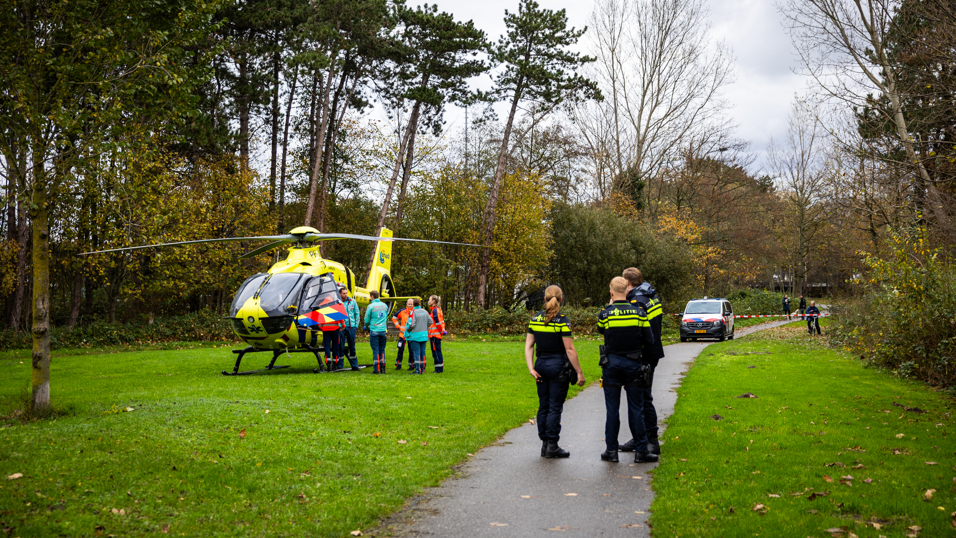 De man is na de val naar het ziekenhuis gebracht.