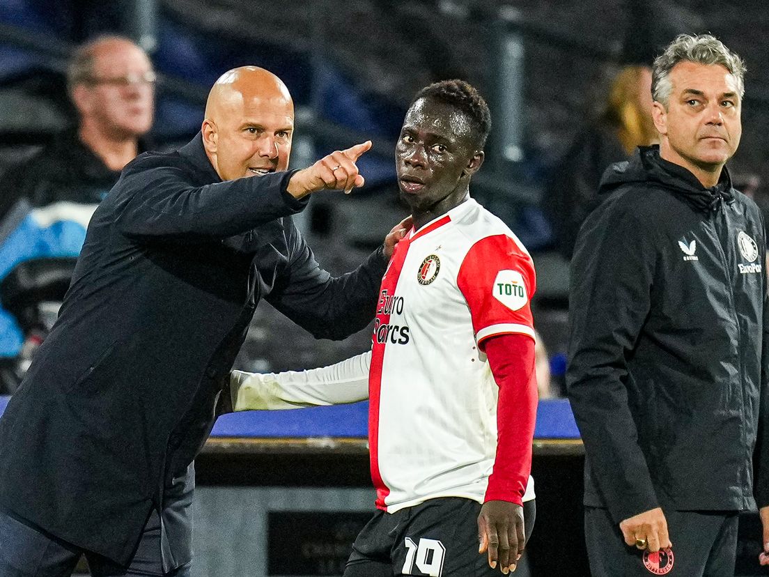 Arne Slot geeft Yankuba Minteh instructies tijdens Feyenoord-Celtic in de Champions League