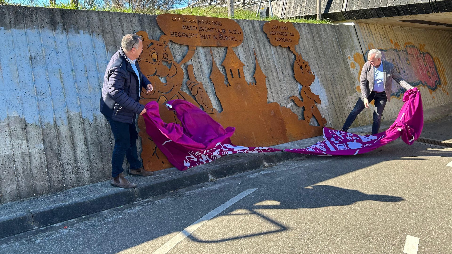 Eigenaar Edwin Bomers en wethouder Arjen Schutten onthullen het Bommel kunstwerk in de fietstunnel