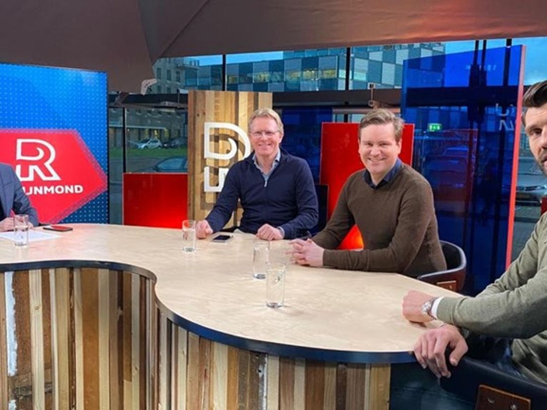 De tafel in FC Rijnmond met vlnr: Bart Nolles, Vincent Schildkamp, Dennis van Eersel en Geert den Ouden