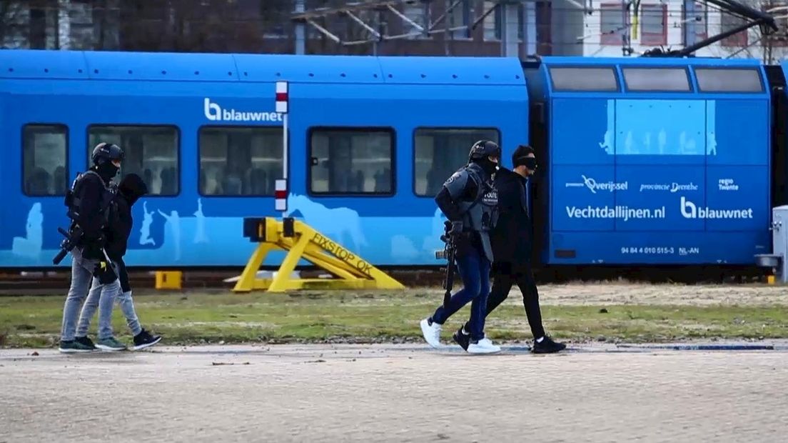 Een arrestatieteam hield gisteren twee mannen aan bij station Zwolle