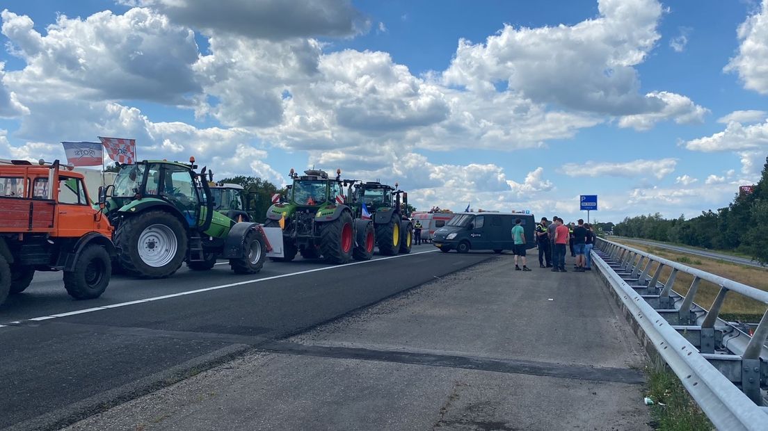 Boeren blokkeren de A67 bij Sevenum. 
