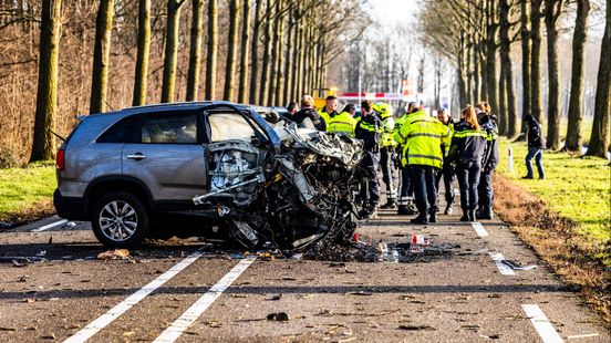 Automobilist overleden bij ernstig ongeluk op N-weg. Automobilist overleden bij ernstig ongeluk op N-weg.