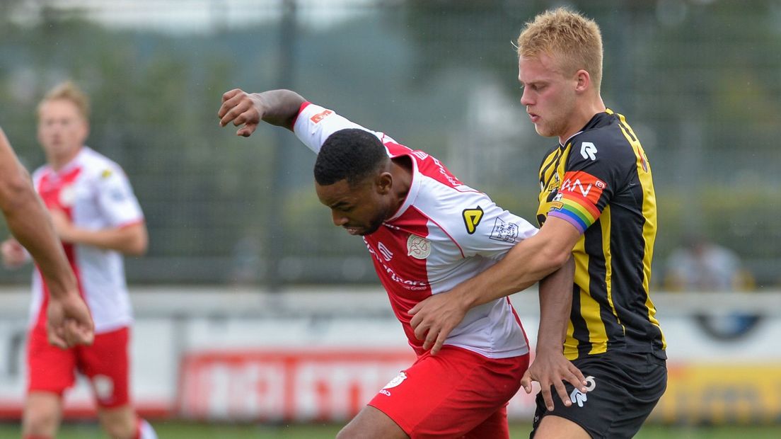 Rijnsburgse Boys-aanvoerder Bram Ros (r) in duel met Rydell Poepon (l) van IJsselmeervogels