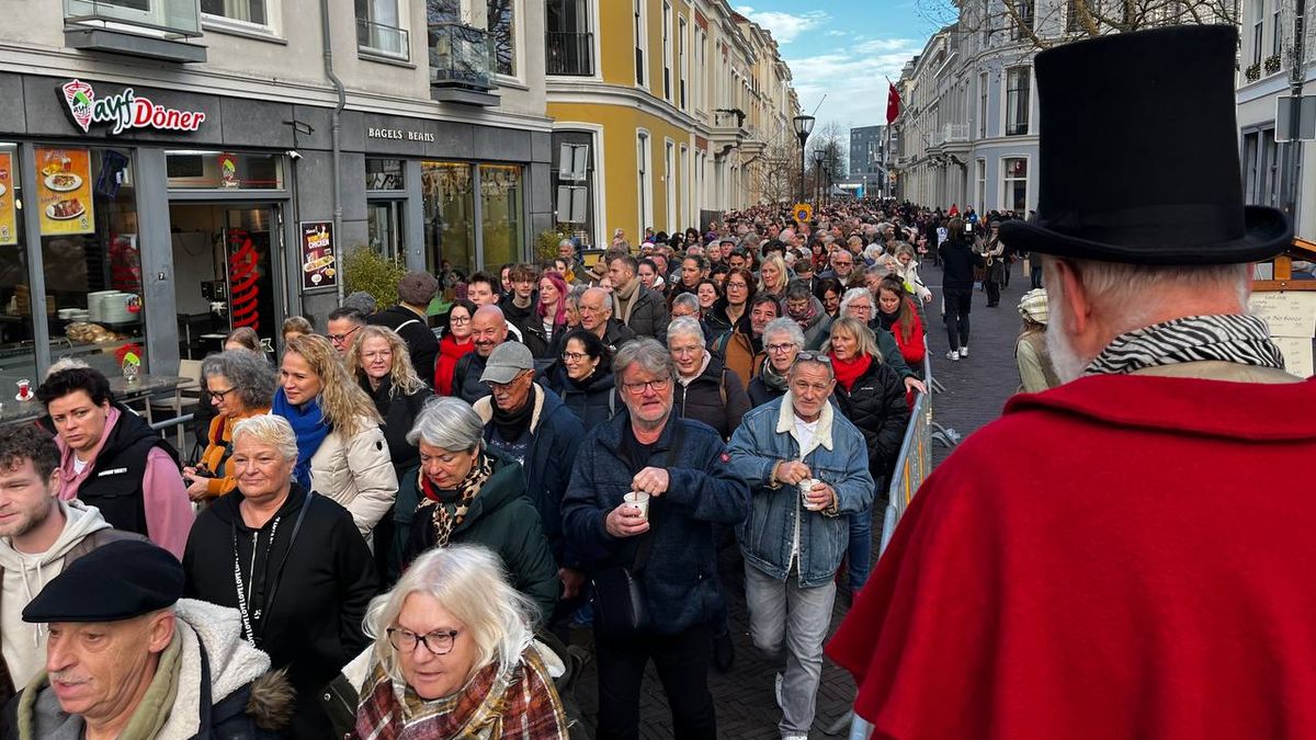 Entreeprijs schrikt niet af: lange wachtrijen bij Dickens Festijn