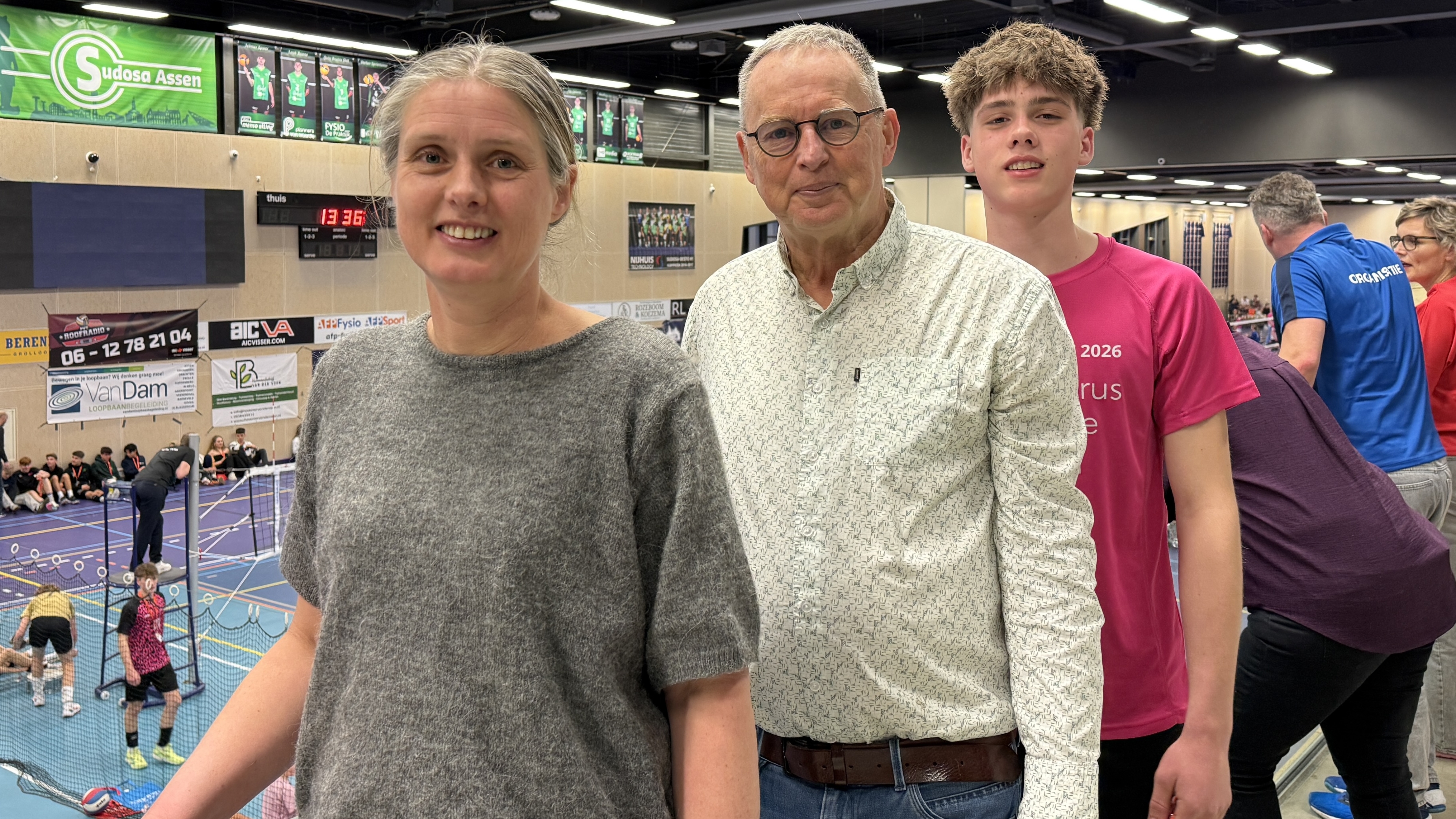 Bij opa Bert, moeder Janneke en zoon Wouter zit volleybal in het bloed: drie generaties op PVT Assen