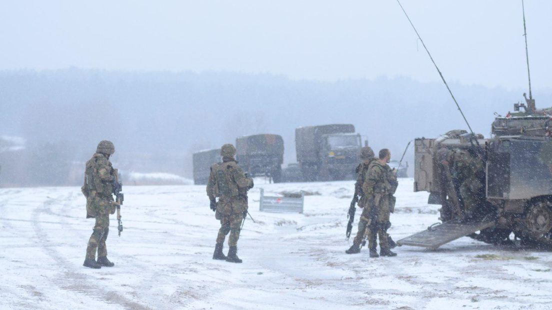 Militairen stappen in een CV-90 pantser rupsvoertuig (Rechten: RTV Drenthe/Jeroen Kelderman)