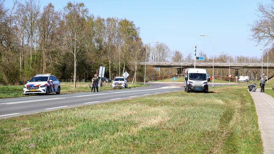 Motorrijder gewond bij botsing met taxibusje in Zweeloo. Motorrijder gewond bij botsing met taxibusje in Zweeloo.