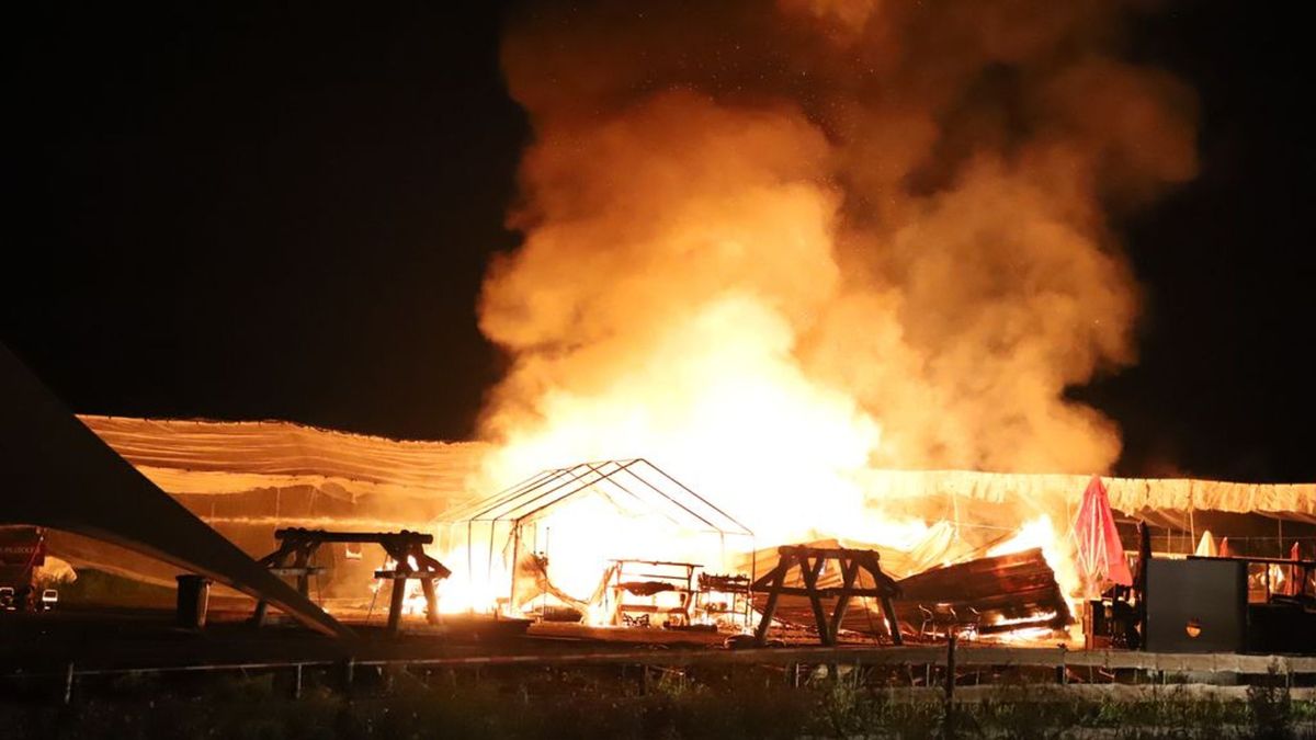 Brand verwoest schuur bij grote fruitboomgaard