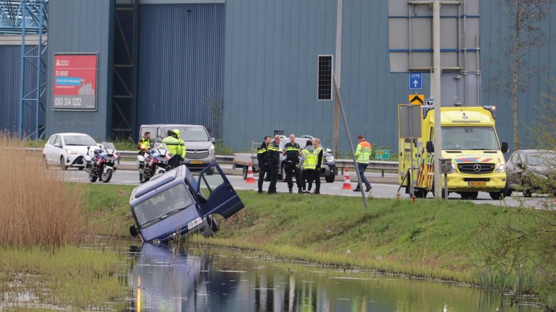 De bestelbus in het water langs de westelijke ringweg