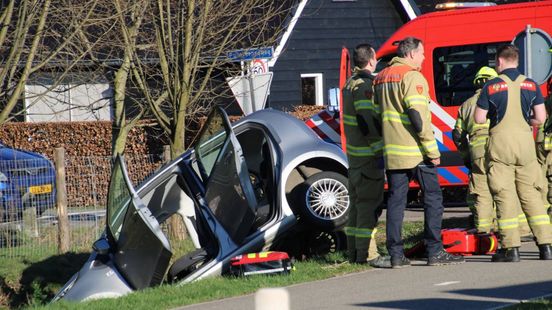Inzittenden bevrijd na botsing tussen auto’s, twee gewonden