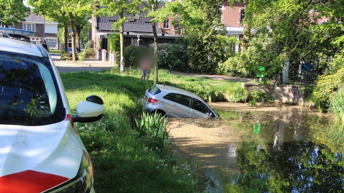 Geparkeerde auto belandt in vijver