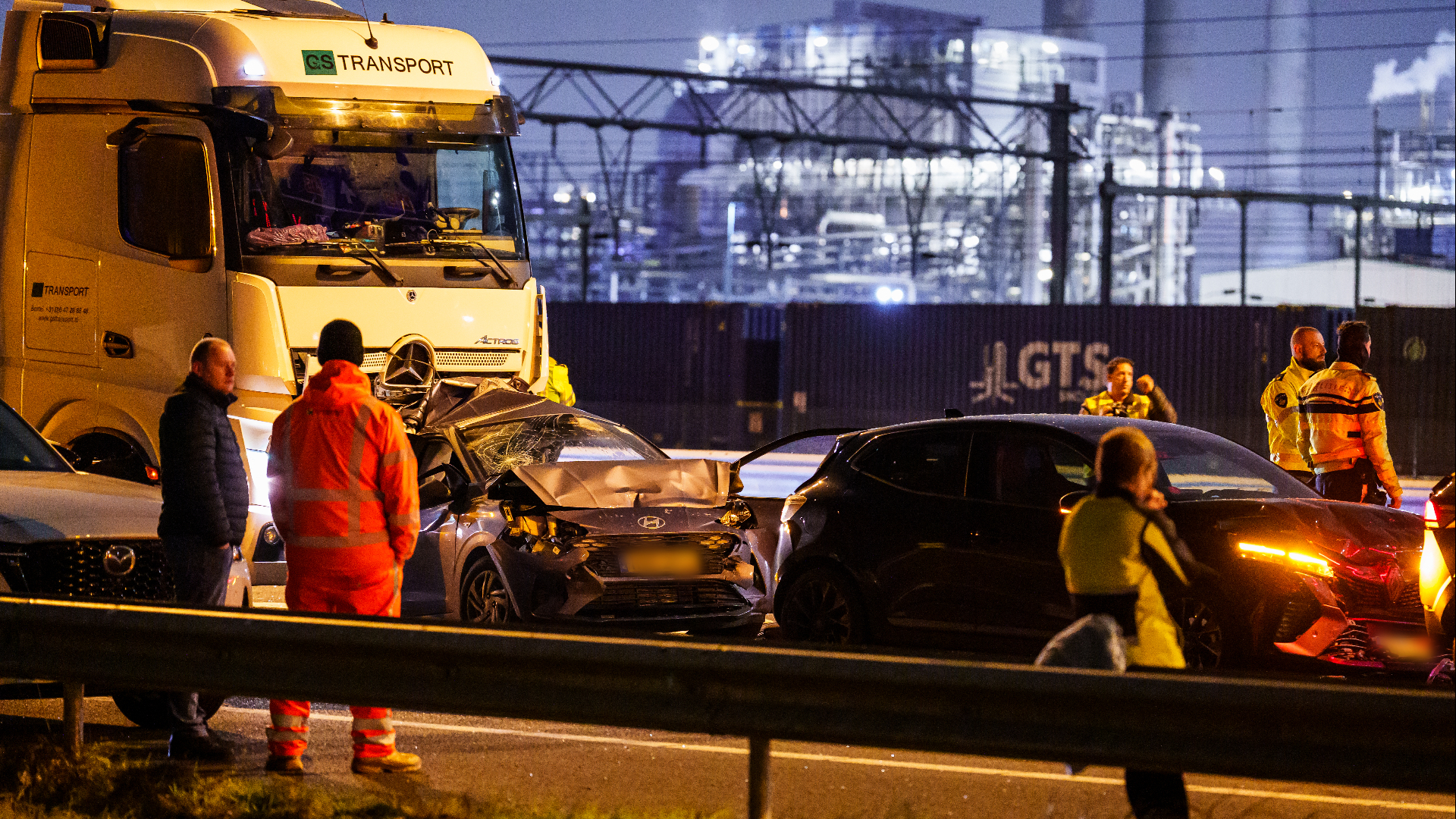 Volgens 112-correspondenten gaat het om een kettingbotsing op de A15.