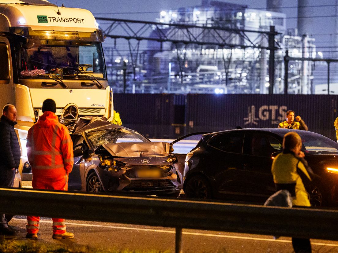 Volgens 112-correspondenten gaat het om een kettingbotsing op de A15.