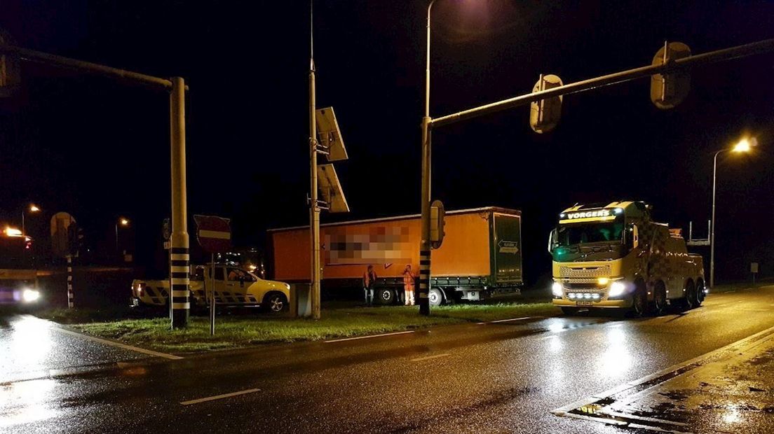 Vrachtwagen van de weg in Hengelo