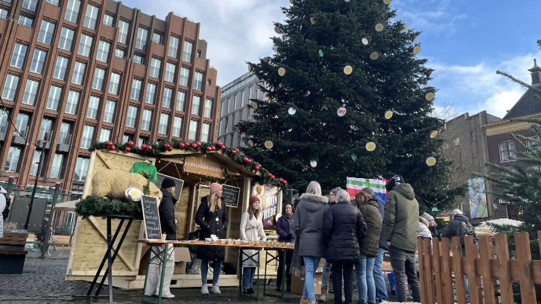 Ook in de grote kerstboom op de Grote Markt hangen eierballen