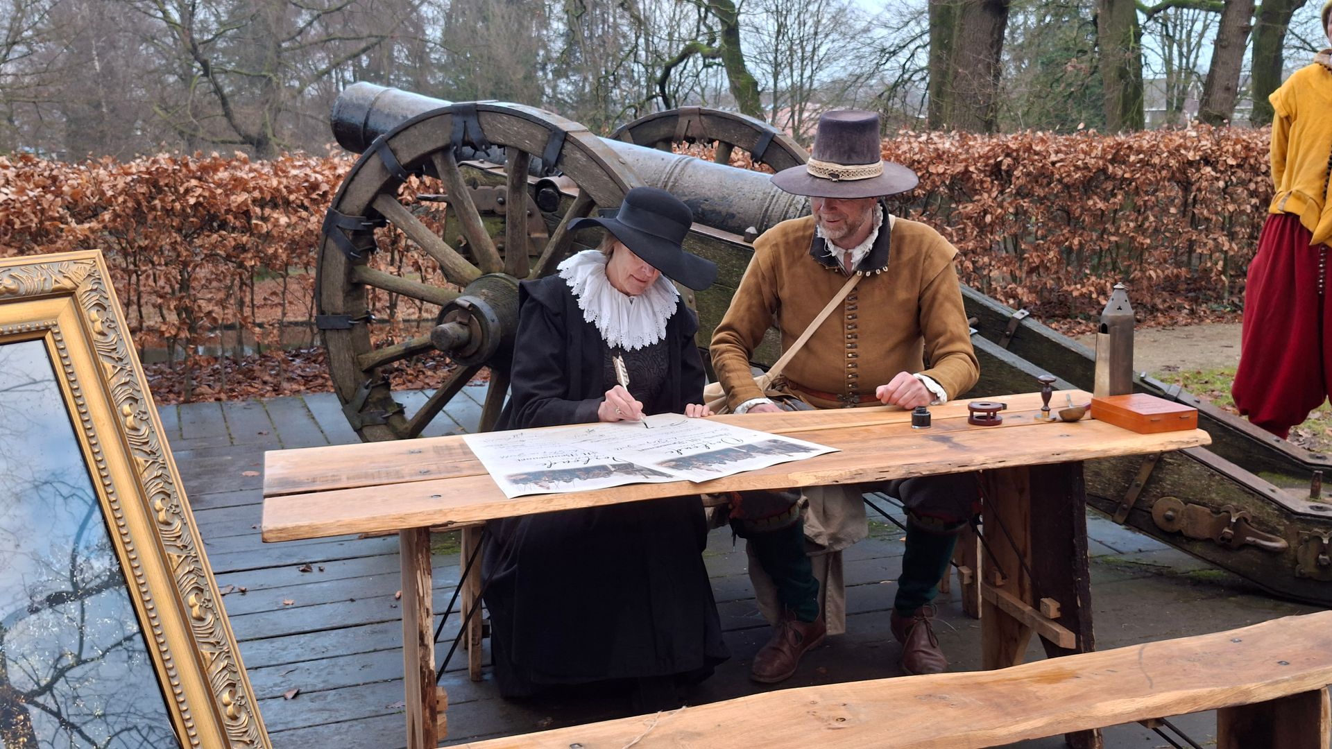 Burgemeester Annette Bronsvoort ondertekent de akte.