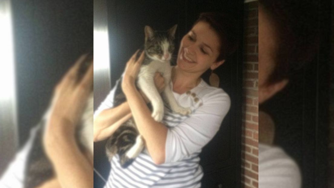 Lotte na weken weer herenigd met haar poes Bella.