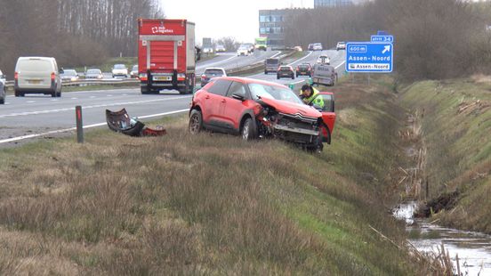 Gewonden bij ongeluk op A28 bij Assen; bestuurder aangehouden. Gewonden bij ongeluk op A28 bij Assen; bestuurder aangehouden.