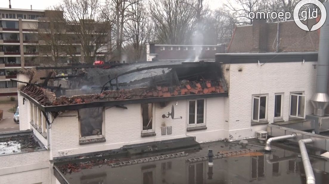 Het gaat zeker een jaar duren voordat het afgebrande pand in Berg en Dal hersteld of herbouwd is. Dat vertelt Gérard Onstenk van Onstenk Beheer BV, de eigenaar van het pand. Woensdag brandde restaurant De Put af dat in het pand zit.