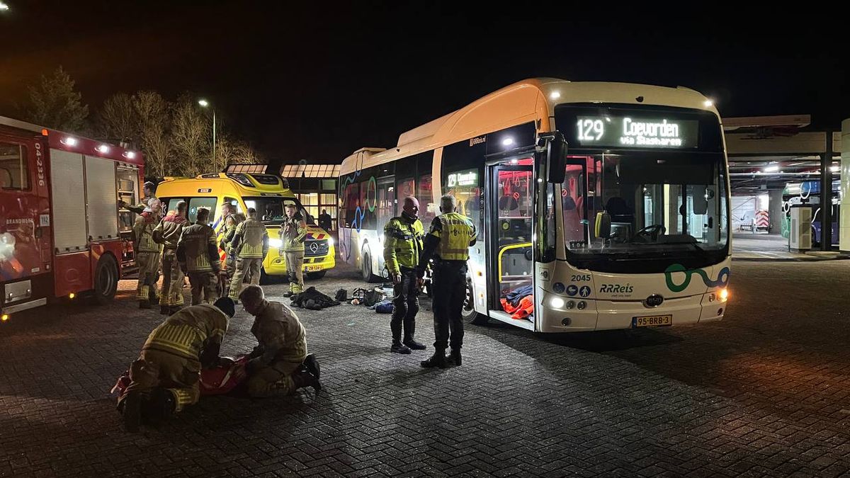 Man met rollator bekneld onder lijnbus in Dedemsvaart