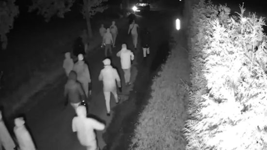 ZIEN | Tientallen mannen lopen gewapend naar woning in Overasselt