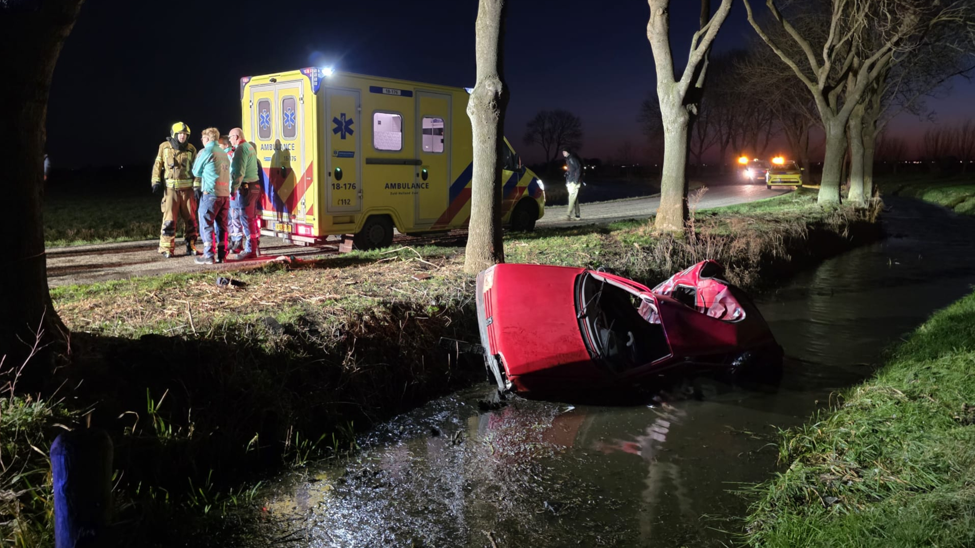 De brandweer heeft de man uit de auto gehaald, maar hulp mocht niet baten.