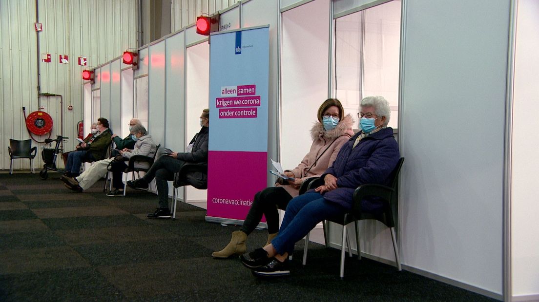 Wachten op een vaccinatie in de Zeelandhallen in Goes. (foto: Omroep Zeeland)