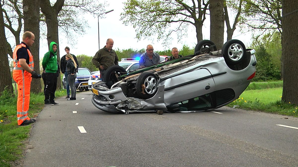 Via een boom op de kop op de weg; twee lichtgewonden in Stuifzand