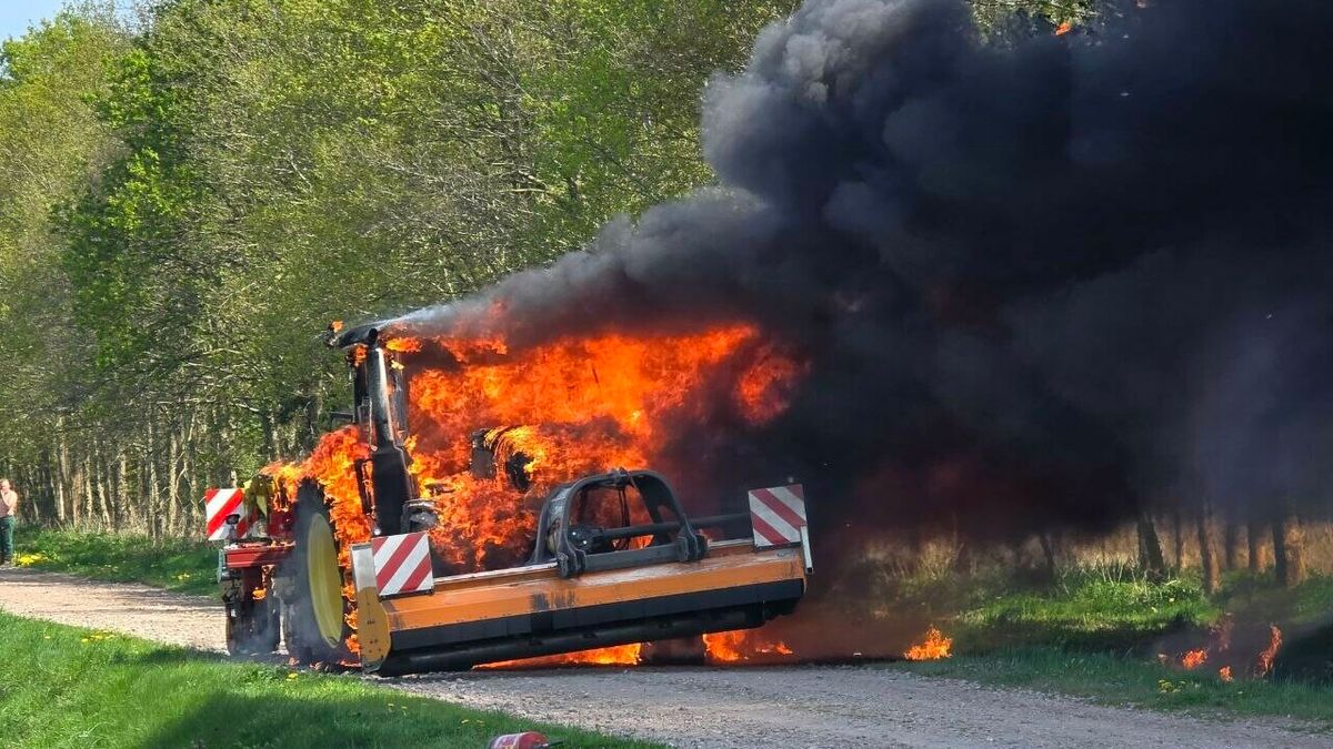 Landbouwvoertuig brandt volledig uit bij Gasselternijveenschemond
