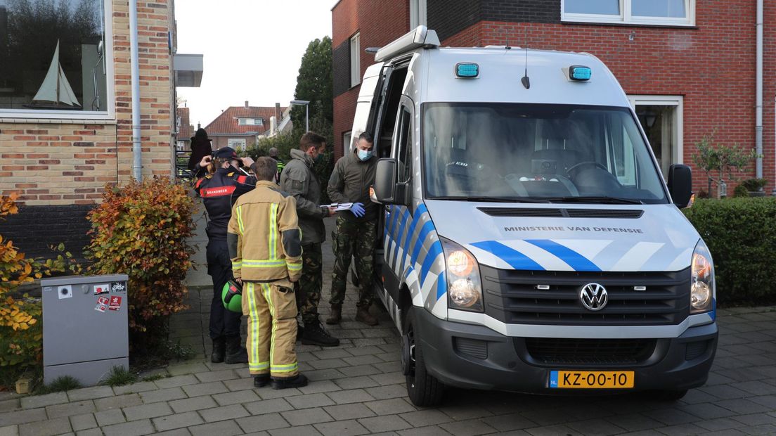 De EOD doet onderzoek in de woning aan de Dinkelstraat in Leiden