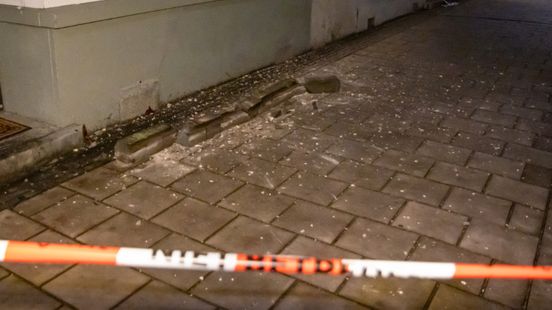 Betonnen vensterbank valt van metershoog naar beneden