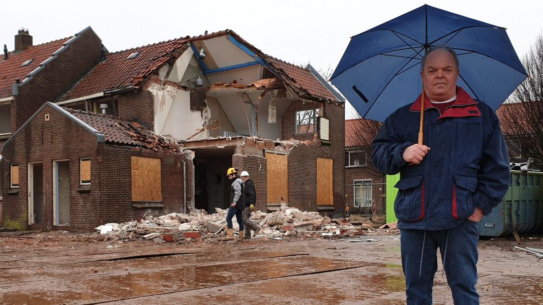 Rinus van der Sijs bij zijn oude huis in het Rode Dorp