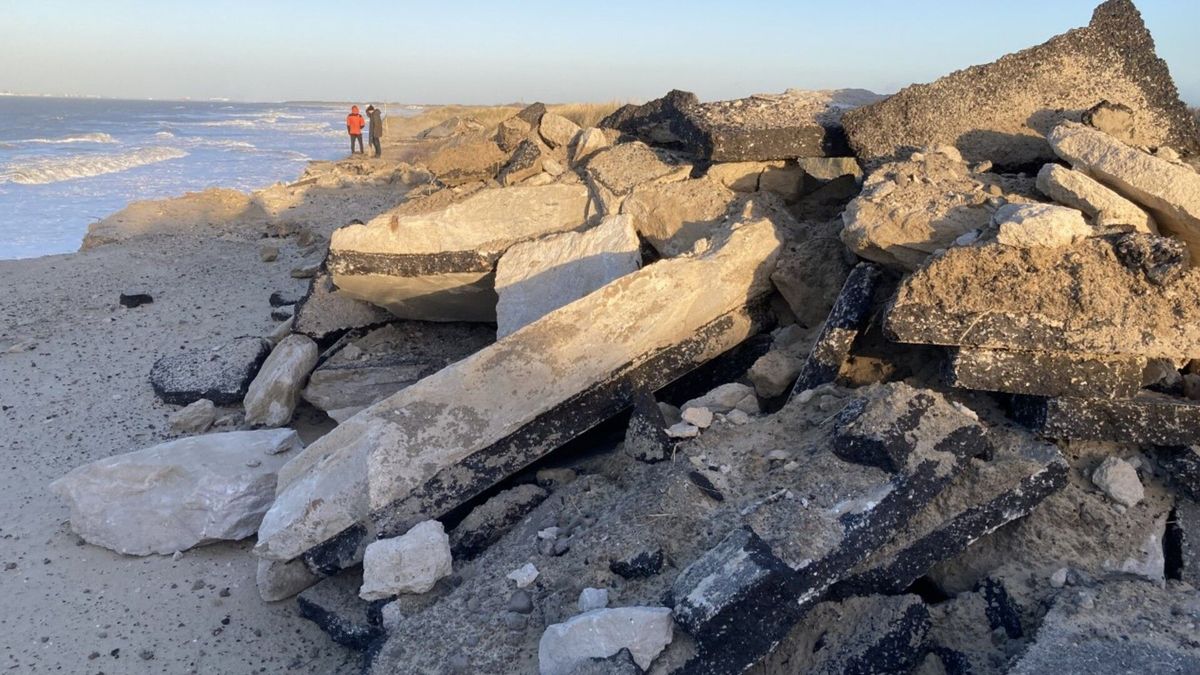 Storm Franklin neemt fietspad Nieuwvliet mee de zee in